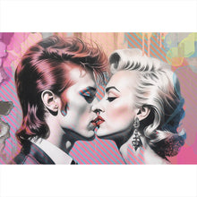 Lade das Bild in den Galerie-Viewer, Aluminiumbild gebürstet Intensiver Kuss zweier Künstlern mit abstraktem Hintergrund Querformat
