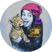 Lade das Bild in den Galerie-Viewer, Aluminiumbild Jugendliches Mädchen mit einem Tigerjungen Street Art Kreis