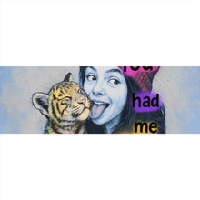 Lade das Bild in den Galerie-Viewer, Aluminiumbild Jugendliches Mädchen mit einem Tigerjungen Street Art Panorama