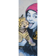 Lade das Bild in den Galerie-Viewer, Leinwandbild Jugendliches Mädchen mit einem Tigerjungen Street Art Panorama Hoch