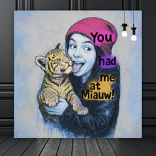 Lade das Bild in den Galerie-Viewer, Spannrahmenbild Jugendliches Mädchen mit einem Tigerjungen Street Art Quadrat