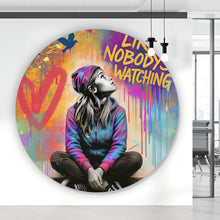 Lade das Bild in den Galerie-Viewer, Aluminiumbild gebürstet Junge Frau vor Graffiti Hintergrund Kreis