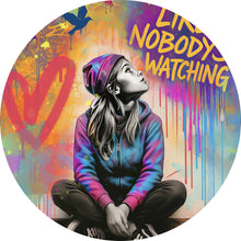 Lade das Bild in den Galerie-Viewer, Aluminiumbild gebürstet Junge Frau vor Graffiti Hintergrund Kreis