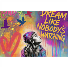 Lade das Bild in den Galerie-Viewer, Poster Junge Frau vor Graffiti Hintergrund Querformat