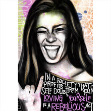 Lade das Bild in den Galerie-Viewer, Poster Junge Frau zeigt rebellische Geste Hochformat