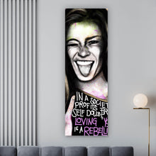 Lade das Bild in den Galerie-Viewer, Acrylglasbild Junge Frau zeigt rebellische Geste Panorama Hoch