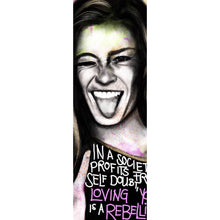 Lade das Bild in den Galerie-Viewer, Acrylglasbild Junge Frau zeigt rebellische Geste Panorama Hoch