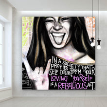 Lade das Bild in den Galerie-Viewer, Aluminiumbild Junge Frau zeigt rebellische Geste Quadrat