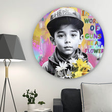 Lade das Bild in den Galerie-Viewer, Aluminiumbild gebürstet Junge mit Blumen vor buntem Hintergrund Kreis