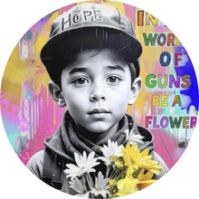 Lade das Bild in den Galerie-Viewer, Aluminiumbild gebürstet Junge mit Blumen vor buntem Hintergrund Kreis