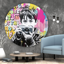 Lade das Bild in den Galerie-Viewer, Aluminiumbild gebürstet Junge mit Kamera und bunte Graffiti Wand Kreis