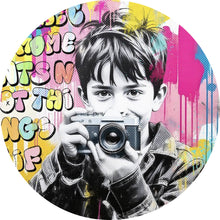 Lade das Bild in den Galerie-Viewer, Aluminiumbild gebürstet Junge mit Kamera und bunte Graffiti Wand Kreis