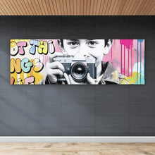 Lade das Bild in den Galerie-Viewer, Leinwandbild Junge mit Kamera und bunte Graffiti Wand Panorama