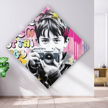 Lade das Bild in den Galerie-Viewer, Aluminiumbild Junge mit Kamera und bunte Graffiti Wand Raute