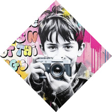 Lade das Bild in den Galerie-Viewer, Aluminiumbild Junge mit Kamera und bunte Graffiti Wand Raute