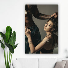 Lade das Bild in den Galerie-Viewer, Poster Junges Paar in erotischer Pose Hochformat