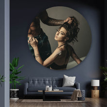 Lade das Bild in den Galerie-Viewer, Aluminiumbild gebürstet Junges Paar in erotischer Pose Kreis