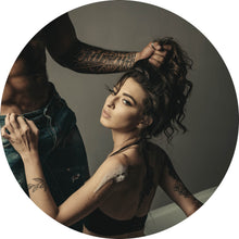 Lade das Bild in den Galerie-Viewer, Aluminiumbild gebürstet Junges Paar in erotischer Pose Kreis