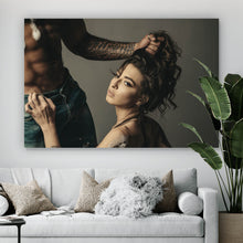 Lade das Bild in den Galerie-Viewer, Spannrahmenbild Junges Paar in erotischer Pose Querformat