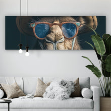 Lade das Bild in den Galerie-Viewer, Leinwandbild Kamel mit Hut und Sonnenbrille Panorama