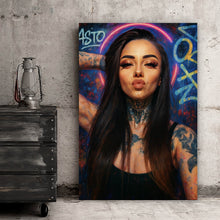 Lade das Bild in den Galerie-Viewer, Aluminiumbild gebürstet Katjahlix mit Tattoos und Neon posiert selbstbewusst Hochformat