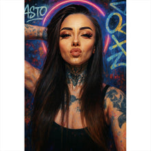 Lade das Bild in den Galerie-Viewer, Aluminiumbild Katjahlix mit Tattoos und Neon posiert selbstbewusst Hochformat