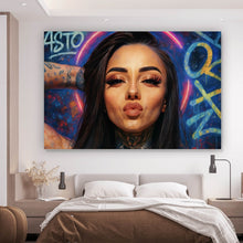Lade das Bild in den Galerie-Viewer, Aluminiumbild gebürstet Katjahlix mit Tattoos und Neon posiert selbstbewusst Querformat
