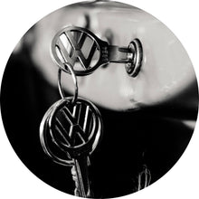 Lade das Bild in den Galerie-Viewer, Aluminiumbild Klassische Autoschlüssel im Zündschloss eines Fahrzeugs Kreis
