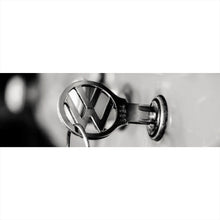 Lade das Bild in den Galerie-Viewer, Leinwandbild Klassische Autoschlüssel im Zündschloss eines Fahrzeugs Panorama