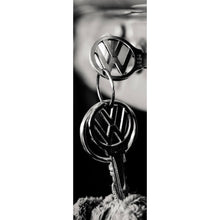 Lade das Bild in den Galerie-Viewer, Poster Klassische Autoschlüssel im Zündschloss eines Fahrzeugs Panorama Hoch