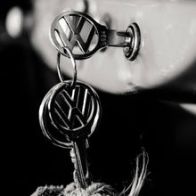Lade das Bild in den Galerie-Viewer, Leinwandbild Klassische Autoschlüssel im Zündschloss eines Fahrzeugs Quadrat