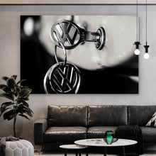 Lade das Bild in den Galerie-Viewer, Leinwandbild Klassische Autoschlüssel im Zündschloss eines Fahrzeugs Querformat