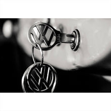 Lade das Bild in den Galerie-Viewer, Leinwandbild Klassische Autoschlüssel im Zündschloss eines Fahrzeugs Querformat