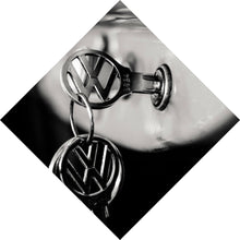 Lade das Bild in den Galerie-Viewer, Spannrahmenbild Klassische Autoschlüssel im Zündschloss eines Fahrzeugs Raute