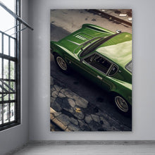 Lade das Bild in den Galerie-Viewer, Spannrahmenbild Klassischer grüner Sportwagen auf Straße Hochformat