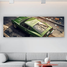 Lade das Bild in den Galerie-Viewer, Aluminiumbild Klassischer grüner Sportwagen auf Straße Panorama