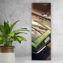 Lade das Bild in den Galerie-Viewer, Aluminiumbild gebürstet Klassischer grüner Sportwagen auf Straße Panorama Hoch