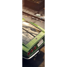 Lade das Bild in den Galerie-Viewer, Aluminiumbild Klassischer grüner Sportwagen auf Straße Panorama Hoch