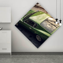 Lade das Bild in den Galerie-Viewer, Acrylglasbild Klassischer grüner Sportwagen auf Straße Raute