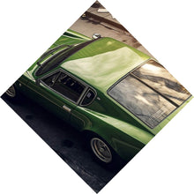 Lade das Bild in den Galerie-Viewer, Aluminiumbild Klassischer grüner Sportwagen auf Straße Raute