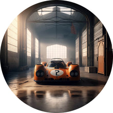 Lade das Bild in den Galerie-Viewer, Aluminiumbild gebürstet Klassischer Rennwagen in verlassener Halle Kreis
