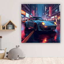 Lade das Bild in den Galerie-Viewer, Aluminiumbild Klassischer Sportwagen in nächtlicher neonbeleuchteter Stadtstraße Quadrat
