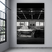 Lade das Bild in den Galerie-Viewer, Aluminiumbild gebürstet Klassischer Sportwagen in Werkstatt unter Abdeckung Hochformat