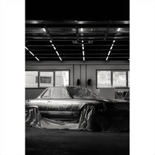 Lade das Bild in den Galerie-Viewer, Aluminiumbild Klassischer Sportwagen in Werkstatt unter Abdeckung Hochformat