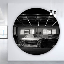 Lade das Bild in den Galerie-Viewer, Aluminiumbild Klassischer Sportwagen in Werkstatt unter Abdeckung Kreis