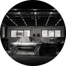Lade das Bild in den Galerie-Viewer, Aluminiumbild gebürstet Klassischer Sportwagen in Werkstatt unter Abdeckung Kreis