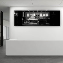 Lade das Bild in den Galerie-Viewer, Leinwandbild Klassischer Sportwagen in Werkstatt unter Abdeckung Panorama