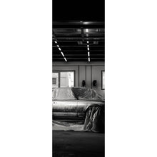 Lade das Bild in den Galerie-Viewer, Spannrahmenbild Klassischer Sportwagen in Werkstatt unter Abdeckung Panorama Hoch