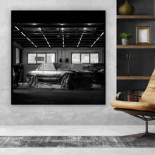Lade das Bild in den Galerie-Viewer, Aluminiumbild Klassischer Sportwagen in Werkstatt unter Abdeckung Quadrat