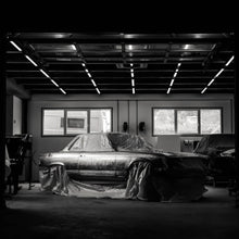 Lade das Bild in den Galerie-Viewer, Aluminiumbild Klassischer Sportwagen in Werkstatt unter Abdeckung Quadrat